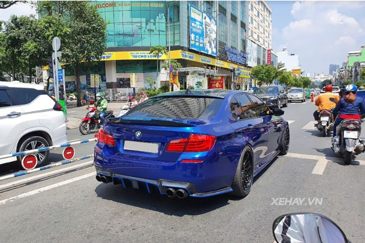 Cũng như những mẫu xe hiệu suất cao M Performance khác của BMW, M5 F10 cũng được thừa hưởng rất nhiều nét thiết kế đặc trưng của dòng M trứ danh như hốc gió trước thiết kế hầm hố và rộng hơn, đèn sương mù được lược bỏ, hệ thống ống xả đôi nằm về 2 bên thân xe, khe thoát gió ở vòm bánh trước…