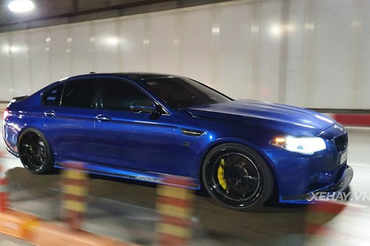 Ở lần xuất hiện nay, BMW M5 đời F10 hàng hiếm đã được nâng cấp một chút, thay mâm nguyên bản bằng bộ mâm đa chấu hiện đại của ADV.1, sửa đổi nhỏ này giúp diện mạo của mẫu sedan trở nên thể thao và trẻ trung hơn hẳn.