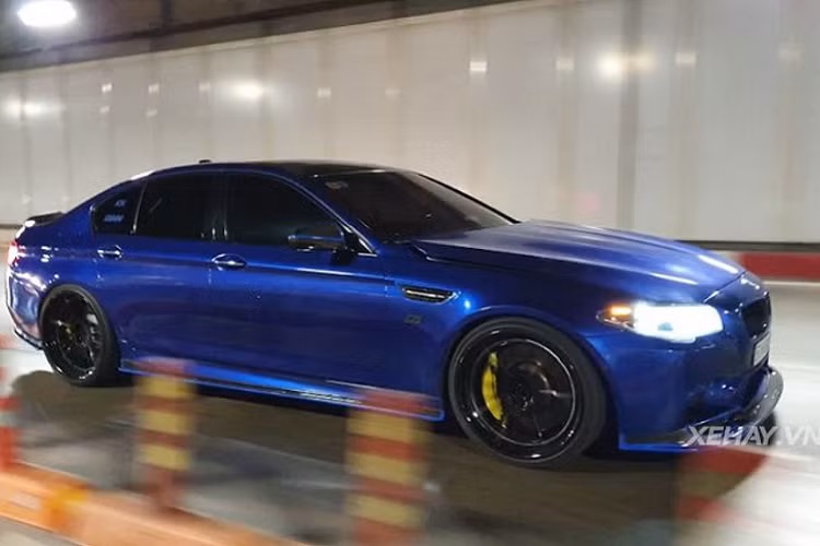 Ở lần xuất hiện nay, BMW M5 đời F10 hàng hiếm đã được nâng cấp một chút, thay mâm nguyên bản bằng bộ mâm đa chấu hiện đại của ADV.1, sửa đổi nhỏ này giúp diện mạo của mẫu sedan trở nên thể thao và trẻ trung hơn hẳn.