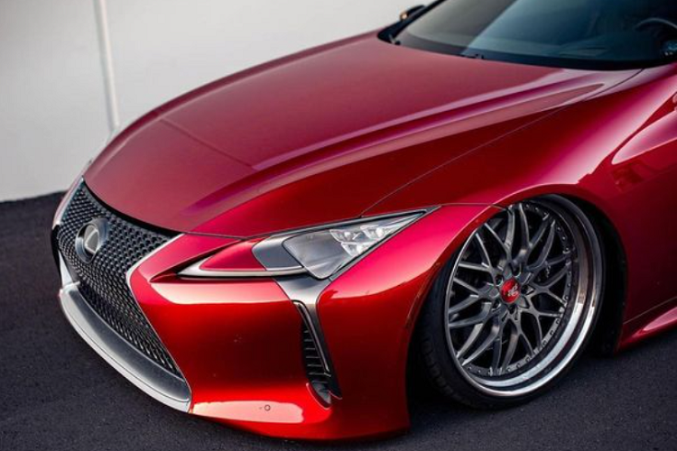 Các bánh xe của Avant Garde có tên mã là SR10, chúng được kết hợp với hệ thống treo hạ thấp gầm đáng kể, giúp thay đổi diện mạo của Lexus LC 500 độ khủng này theo hướng nhấn mạnh sự thể thao và cá tính, lược bớt cảm giác sang trọng nguyên bản.