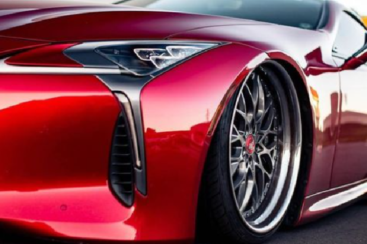 Chiếc Lexus LC 500 độ lết đất trong bài viết này được hoàn thiện với màu Đỏ ánh kim, đây có lẽ chính là màu sắc phù hợp nhất với mẫu xe này.