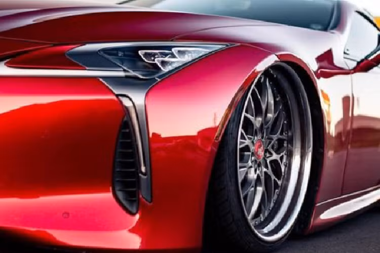 Chiếc Lexus LC 500 độ lết đất trong bài viết này được hoàn thiện với màu Đỏ ánh kim, đây có lẽ chính là màu sắc phù hợp nhất với mẫu xe này.