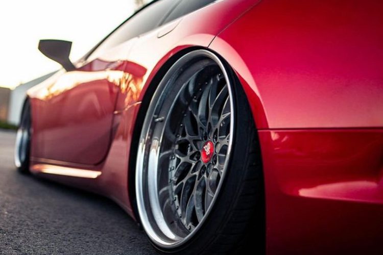 Khi đặt dưới ánh nắng mặt trời, nước sơn đỏ sẽ phát huy hết "công dụng", làm nổi bật tất cả những đường cong quyến rũ và thân hình uyển chuyển của chiếc xe.