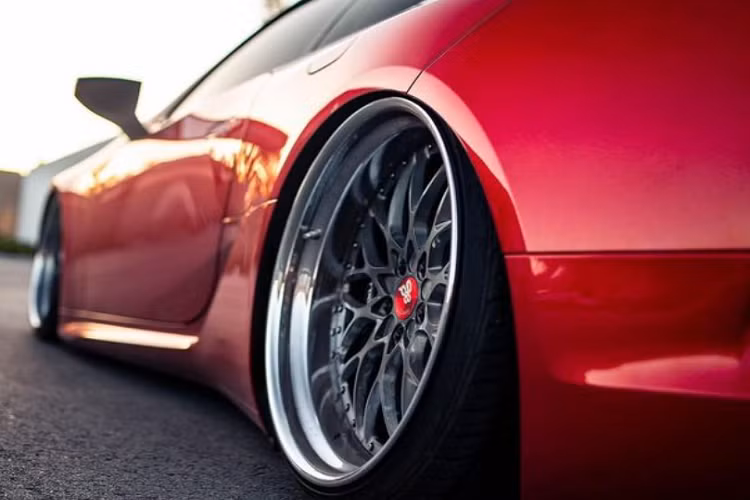 Khi đặt dưới ánh nắng mặt trời, nước sơn đỏ sẽ phát huy hết "công dụng", làm nổi bật tất cả những đường cong quyến rũ và thân hình uyển chuyển của chiếc xe.