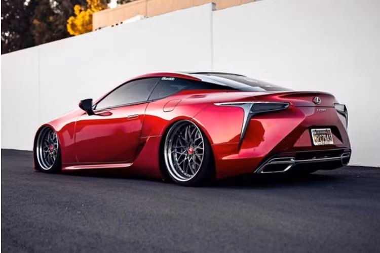 Hệ truyền động của xe không thay đổi gì, Lexus LC 500 dùng động cơ hút khí tự nhiên V8 5.0L sản sinh công suất 471 mã lực, đi kèm hộp số 10 cấp cung cấp năng lượng cho bánh sau, cho phép xe tăng tốc từ 0 - 96 km/h chỉ trong 4,4 giây.