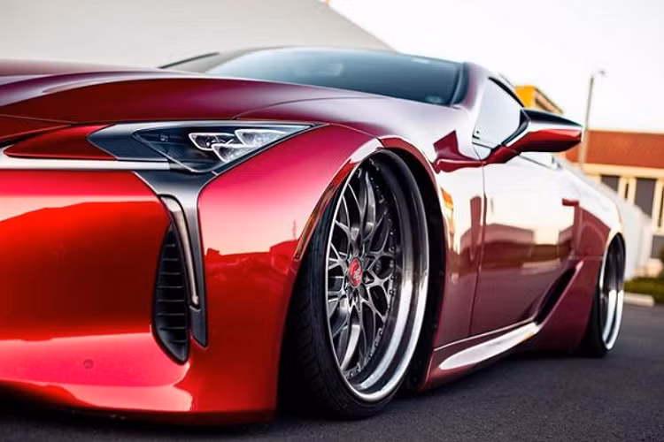 Tuy nhiên, điểm nhấn của chiếc coupe là bộ mâm hậu mãi từ Avant Garde chứ không phải bộ cánh rực rỡ kia.