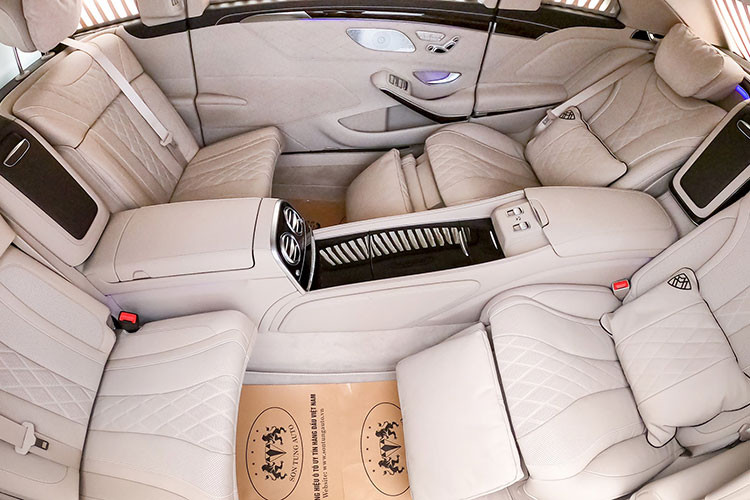 Bên cạnh ngoại hình nổi bật và chiều dài ấn tượng, Mercedes-Maybach S650 Pullman còn có những trang bị tiện nghi sang trọng nhất, bao gồm cửa sổ chỉnh điện có thể biến từ trong suốt thành mờ đục chỉ bằng một động tác chạm nút, dàn âm thanh surround mang nhãn hiệu Burmester 3D, hệ thống giải trí hàng ghế sau đi kèm màn hình 18,5 inch...