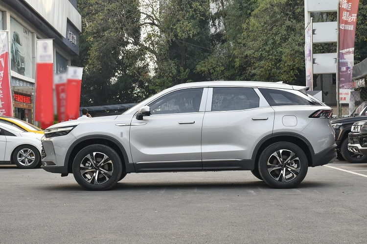 Bên dưới còn có một màn hình nữa, nối liền với cụm điều khiển trung tâm, để chỉnh các tính năng của hệ thống điều hòa. Tiếp đến là vô lăng vát đáy thể thao, tích hợp phím chức năng, cửa gió điều hòa nằm ngang khá hẹp cũng như cần số ngắn và dày dặn.