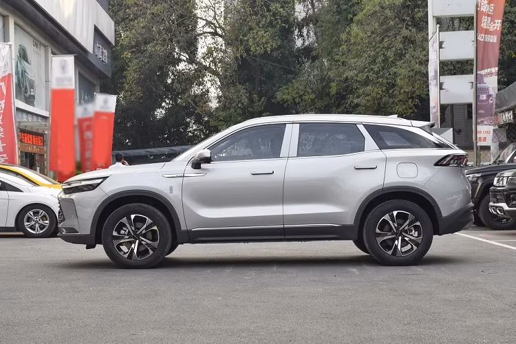 Bên dưới còn có một màn hình nữa, nối liền với cụm điều khiển trung tâm, để chỉnh các tính năng của hệ thống điều hòa. Tiếp đến là vô lăng vát đáy thể thao, tích hợp phím chức năng, cửa gió điều hòa nằm ngang khá hẹp cũng như cần số ngắn và dày dặn.