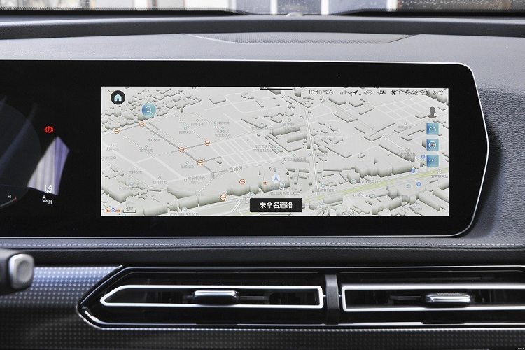 Bên sườn, Beijing X7 2022 vẫn được trang bị nẹp trang trí sau chắn bùn trước và tay nắm cửa có thể bật lên/thụt xuống. Tại thị trường Trung Quốc, mẫu crossover cỡ C này có 2 loại vành khác nhau. Trong đó, vành hợp kim với thiết kế 5 chấu phối 2 màu thể thao giống như cũ.