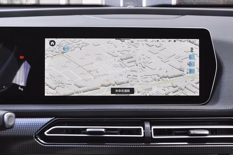 Bên sườn, Beijing X7 2022 vẫn được trang bị nẹp trang trí sau chắn bùn trước và tay nắm cửa có thể bật lên/thụt xuống. Tại thị trường Trung Quốc, mẫu crossover cỡ C này có 2 loại vành khác nhau. Trong đó, vành hợp kim với thiết kế 5 chấu phối 2 màu thể thao giống như cũ.