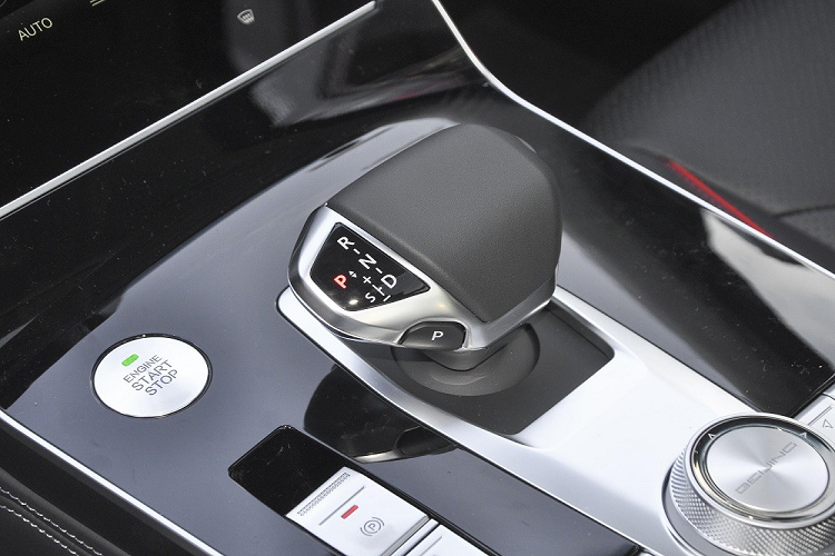 Thêm vào đó là đèn phản quang nằm ngang và 2 đầu ống xả giả hình chữ nhật. Bước vào bên trong Beijing X7 2022, người lái vẫn bắt gặp màn hình cỡ lớn trên mặt táp-lô, kết hợp giữa bảng đồng hồ kỹ thuật số và màn hình thông tin giải trí.