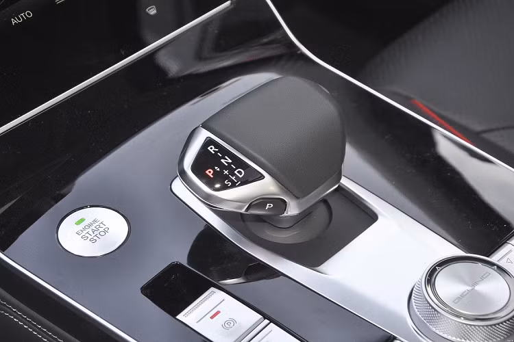 Thêm vào đó là đèn phản quang nằm ngang và 2 đầu ống xả giả hình chữ nhật. Bước vào bên trong Beijing X7 2022, người lái vẫn bắt gặp màn hình cỡ lớn trên mặt táp-lô, kết hợp giữa bảng đồng hồ kỹ thuật số và màn hình thông tin giải trí.