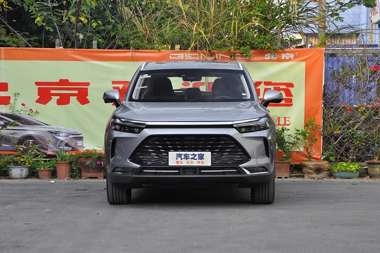 Nằm bên dưới nắp ca-pô của Beijing X7 2022 vẫn là khối động cơ xăng 4 xi-lanh, tăng áp, dung tích 1.5L, sản sinh công suất tối đa 188 mã lực và mô-men xoắn cực đại 275 Nm. Động cơ đồng hành với hộp số tự động 7 cấp.