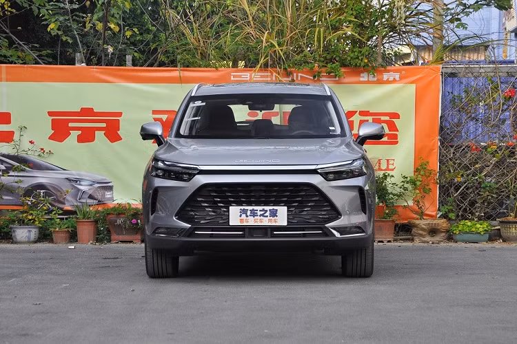 Nằm bên dưới nắp ca-pô của Beijing X7 2022 vẫn là khối động cơ xăng 4 xi-lanh, tăng áp, dung tích 1.5L, sản sinh công suất tối đa 188 mã lực và mô-men xoắn cực đại 275 Nm. Động cơ đồng hành với hộp số tự động 7 cấp.