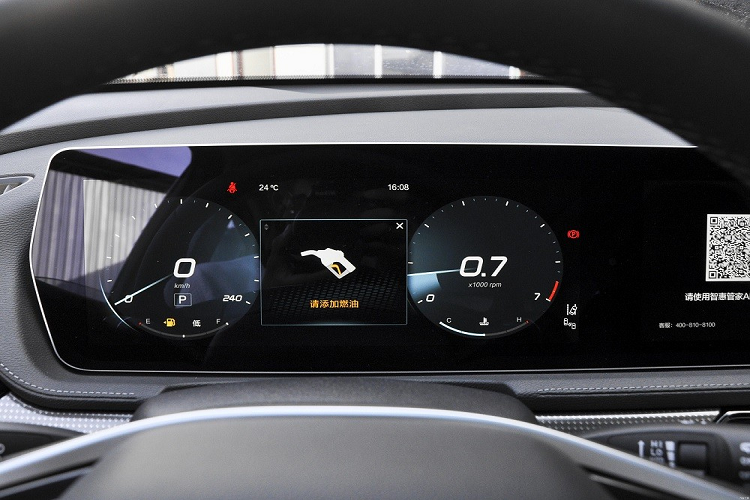 Xe tiếp tục được trang bị cụm đèn pha thanh mảnh, tích hợp dải đèn LED định vị ban ngày, nẹp mạ crôm bao quanh nắp ca-pô và khe gió nằm dọc khá hẹp ở 2 góc cản trước. Tiếp đến là nẹp mạ crôm ở hốc đèn sương mù và bên trong hốc gió trung tâm.