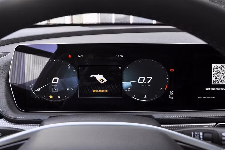 Xe tiếp tục được trang bị cụm đèn pha thanh mảnh, tích hợp dải đèn LED định vị ban ngày, nẹp mạ crôm bao quanh nắp ca-pô và khe gió nằm dọc khá hẹp ở 2 góc cản trước. Tiếp đến là nẹp mạ crôm ở hốc đèn sương mù và bên trong hốc gió trung tâm.