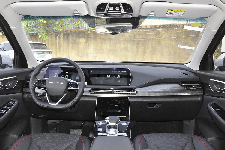 Cụ thể, Beijing X7 2022 vẫn được trang bị lưới tản nhiệt hình lục giác cỡ lớn nhưng không đi kèm nẹp màu đen bóng tích hợp khung lắp biển số như phiên bản cũ. Ngay cả mắt lưới tản nhiệt của xe cũng được thay đổi. Trong khi đó, những chi tiết còn lại trên đầu xe vẫn giữ nguyên như cũ.