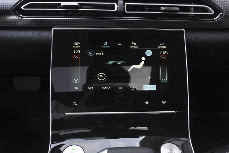 Bộ vành đa chấu còn lại có thiết kế hoàn toàn mới. Đằng sau mẫu crossover cỡ C này xuất hiện cụm đèn hậu nối liền với nhau, nằm vắt ngang trên đuôi xe. Cụm đèn hậu này được bao quanh bằng nẹp mạ crôm bên dưới.