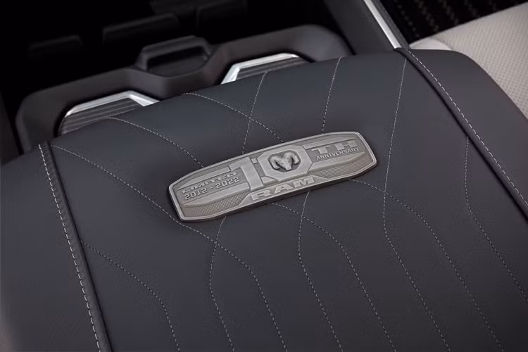 Ram là một trong số các hãng xe giới thiệu phiên bản Ram 1500 Limited đặc biệt vào năm 2012 để cạnh tranh trong phân khúc bán tải cao cấp. Đến nay, hãng xe đã chính thức trình làng phiên bản kỷ niệm 10 năm cho mẫu bán tải sang trọng này.