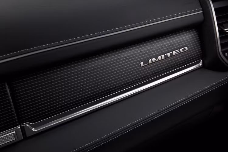 Thiết kế được giữ nguyên không đổi. Nhưng phiên bản kỷ niệm 10 năm được sơn màu xanh Blue Shade độc quyền.