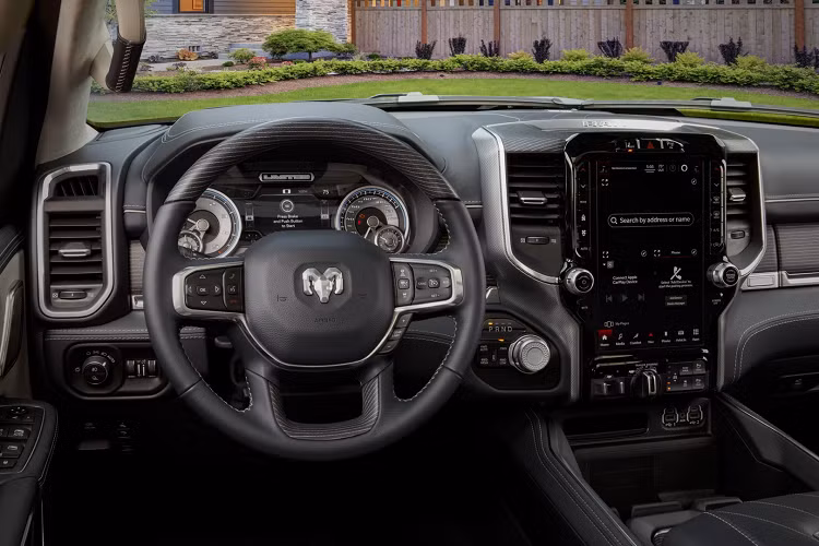 Sự sang trọng tập trung cho phần nội thất. Tổng thể nội thất sử dụng thiết kế 2 tông màu với các điểm nhấn bằng nhôm và gỗ thật. Phiên bản kỷ niệm 10 năm trang bị ghế ngồi và táp pi cửa bọc da thêu hình quả trám. Trần xe và cột A bọc da lộn. Các điểm nhấn nổi bật khác bao gồm bàn đạp kim loại, cần số dạng núm xoay trên bảng điều khiển, huy hiệu kỷ niệm 10 năm.