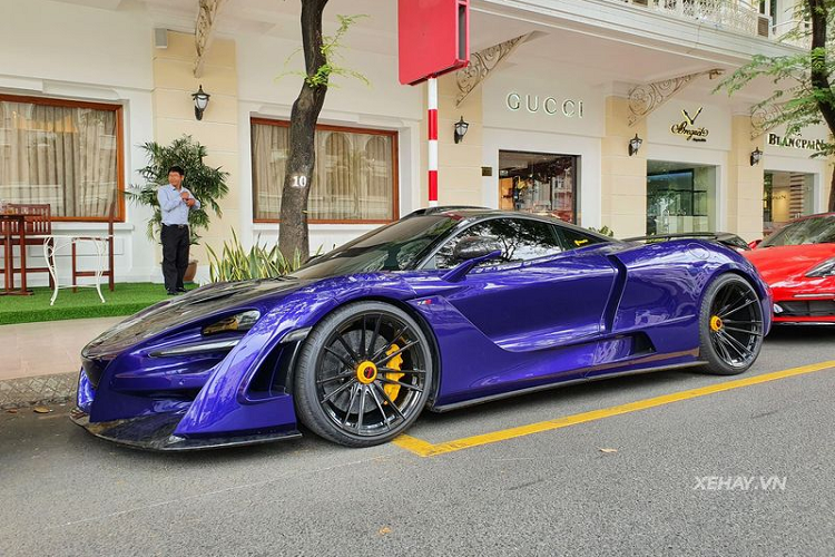 Ở phía đuôi, siêu xe McLaren 720S nhận được cánh gió chủ động mới thiết kế hai tầng riêng biệt cùng bộ khuếch tán gió mới.