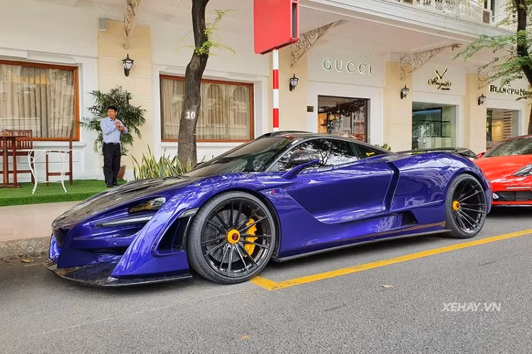 Ở phía đuôi, siêu xe McLaren 720S nhận được cánh gió chủ động mới thiết kế hai tầng riêng biệt cùng bộ khuếch tán gió mới.