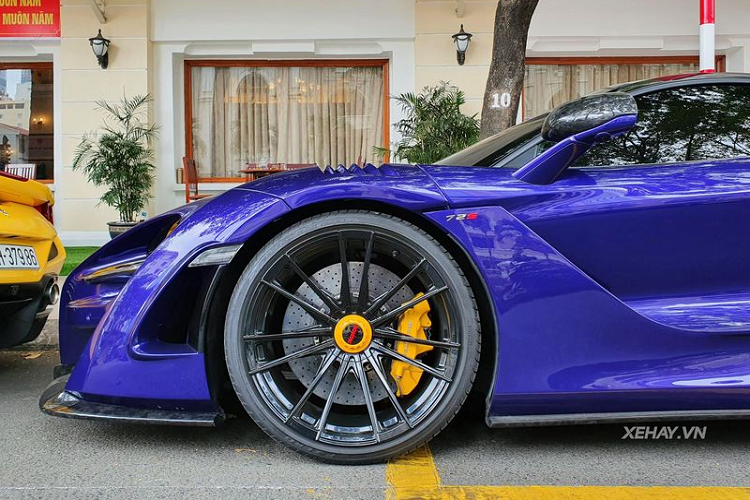 Có một điểm đặc biệt là tất cả những chi tiết kể trên của 720S màu tím độc nhất Việt Nam đều được làm bằng sợi carbon đúc mới (Forged Carbon Fiber).