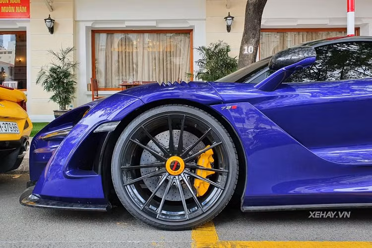 Có một điểm đặc biệt là tất cả những chi tiết kể trên của 720S màu tím độc nhất Việt Nam đều được làm bằng sợi carbon đúc mới (Forged Carbon Fiber).