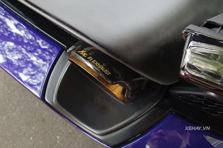 Hoàn thiện vẻ ngoài vô cùng cuốn hút là bộ mâm 7 chấu kép sơn đen thể thao do Novitec hợp tác cùng Vossen phát triển, kết hợp chụp bánh xe màu vàng và kẹp phanh cũng sơn vàng ấn tượng. Bên cạnh đó, hệ thống ống xả của xe cũng được "lên đời" với bộ ống xả dòng Signature cao cấp của Frequency Intelligent Exhaust, toàn bộ hệ thống được làm từ từ titanium và phủ màu vàng nhám. Ở lần xuất hiện này, chủ nhân của chiếc McLaren 720S đã gỡ bỏ những đường viền nhỏ màu vàng dán quanh xe và khe gió trên nắp ca-pô.