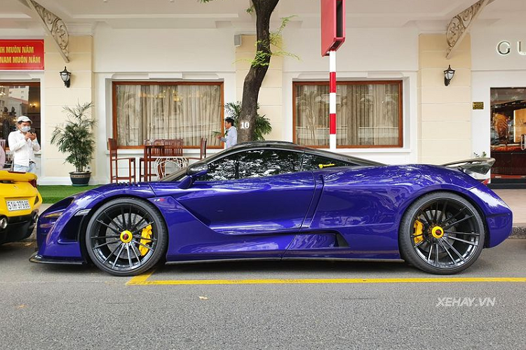 McLaren 720S được trang bị động cơ tăng áp kép V8 4.0L sản sinh công suất 710 mã lực và mô men xoắn cực đại 770Nm, đi kèm hộp số SSG ly hợp kép, siêu xe chỉ cần 2,8 giây để bứt tốc từ 0 - 100 km/h trước khi cán tốc độ tối đa 341 km/h. Giá xe McLaren 720S khi mới về Việt Nam lên đến hơn 20 tỷ đồng.