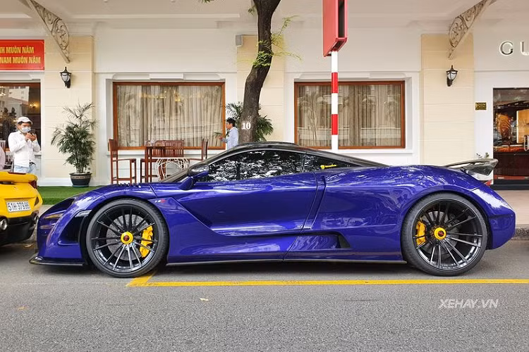 McLaren 720S được trang bị động cơ tăng áp kép V8 4.0L sản sinh công suất 710 mã lực và mô men xoắn cực đại 770Nm, đi kèm hộp số SSG ly hợp kép, siêu xe chỉ cần 2,8 giây để bứt tốc từ 0 - 100 km/h trước khi cán tốc độ tối đa 341 km/h. Giá xe McLaren 720S khi mới về Việt Nam lên đến hơn 20 tỷ đồng.