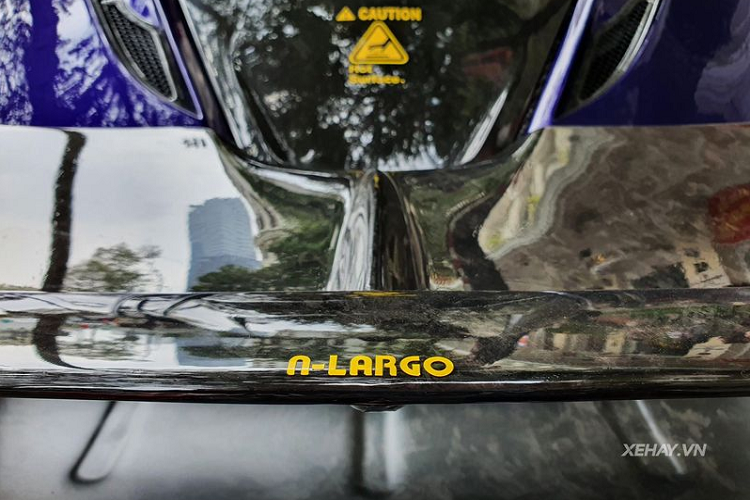 Nước sơn tím lạ mắt đã giúp tôn lên từng đường cong quyến rũ của chiếc McLaren 720S hàng độc này, nhất là khi nó được kết hợp với bodykit Novitec N-Largo (toàn thế giới chỉ có 15 bộ).