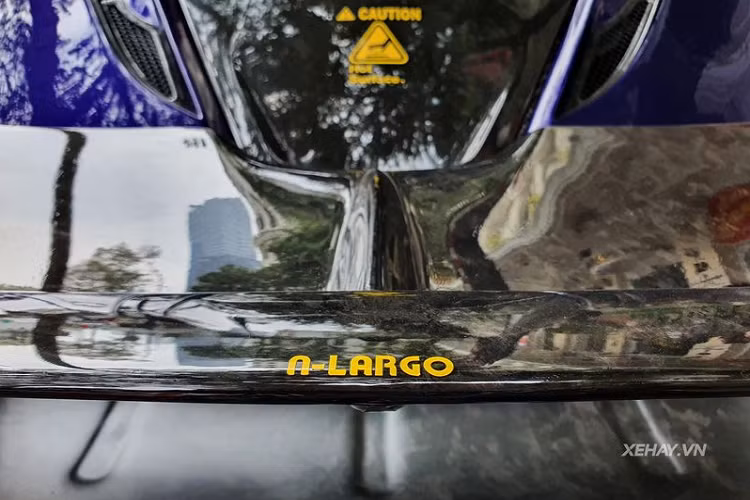 Nước sơn tím lạ mắt đã giúp tôn lên từng đường cong quyến rũ của chiếc McLaren 720S hàng độc này, nhất là khi nó được kết hợp với bodykit Novitec N-Largo (toàn thế giới chỉ có 15 bộ).