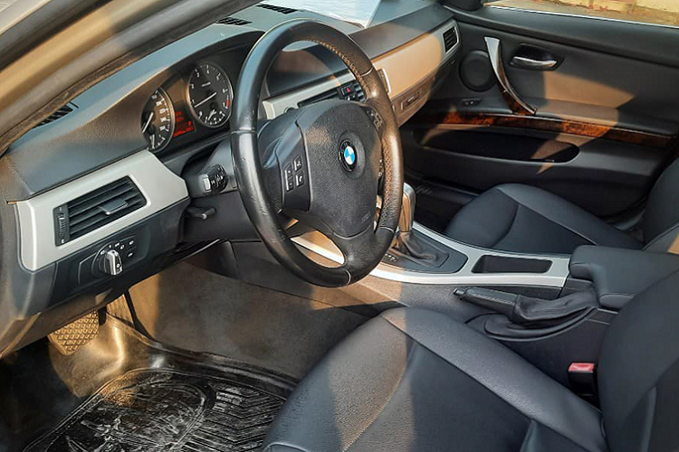 Nội thất BMW 320i được trang bị ghế bọc da Sensatec, thiết kế tối giản và cao cấp. Xe sử dụng màn hình cảm ứng, kết nối Bluetooth không dây, MP3. BMW 320i đời 2009 là mẫu xe BMW đầu tiên tại Việt Nam có hệ thống định vị toàn cầu BMW tích hợp bản đồ Việt Nam.