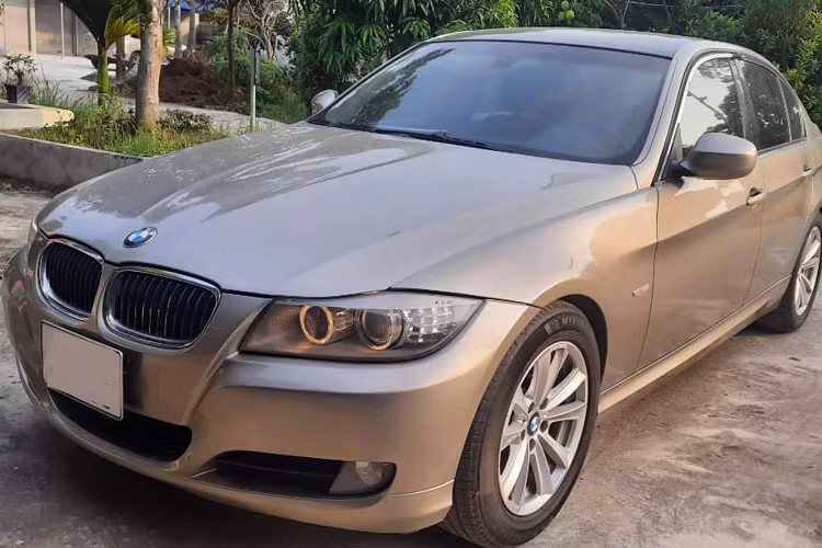 Chiếc BMW 320i đời 2009 này đang được chào bán với mức giá khoảng 320 triệu đồng. Giá bán rẻ hơn so với việc “đập hộp” một chiếc xe hạng A, số sàn, bản thấp như Hyundai Grand i10 hatchback 1.2 MT base (360 triệu đồng). Chính vì thế, chiếc 320i (E90) này trở thành một lựa chọn hợp lý dành cho khách hàng có chi phí mua xe vừa phải, muốn trải nghiệm xe sang của Đức. Đề cao khả năng vận hành đầm chắc, trải nghiệm cầm lái thú vị, trang bị an toàn cao.