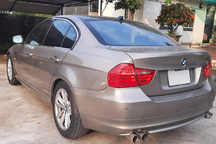 Dẫu vậy, chiếc xe Đức đời cũ như chiếc BMW 3 Series thế hệ cũ này sẽ mang đến cho người mua trải nghiệm cầm lái thú vị, độ an toàn cao. Điều mà người mua sẽ không thể tìm thấy trên các mẫu xe phổ thông hạng A giá rẻ mua mới trong cùng tầm giá.