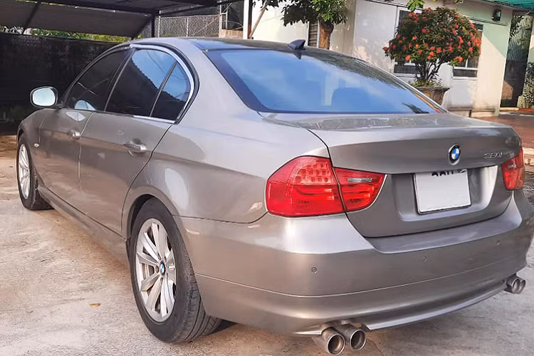 Dẫu vậy, chiếc xe Đức đời cũ như chiếc BMW 3 Series thế hệ cũ này sẽ mang đến cho người mua trải nghiệm cầm lái thú vị, độ an toàn cao. Điều mà người mua sẽ không thể tìm thấy trên các mẫu xe phổ thông hạng A giá rẻ mua mới trong cùng tầm giá.