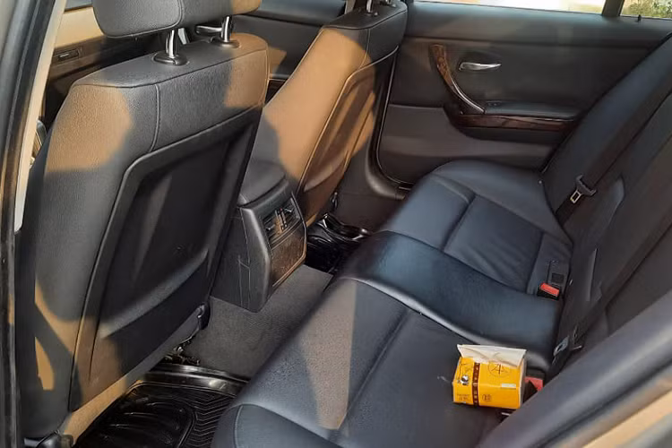 Chính vì thế, người mua nên dành một khoảng chi phí dành cho việc sửa chữa và thay thế phụ tùng để vận hành tin cậy hơn, vì các mẫu xe cũ này không thực sự “đổ xăng vào là chạy”.