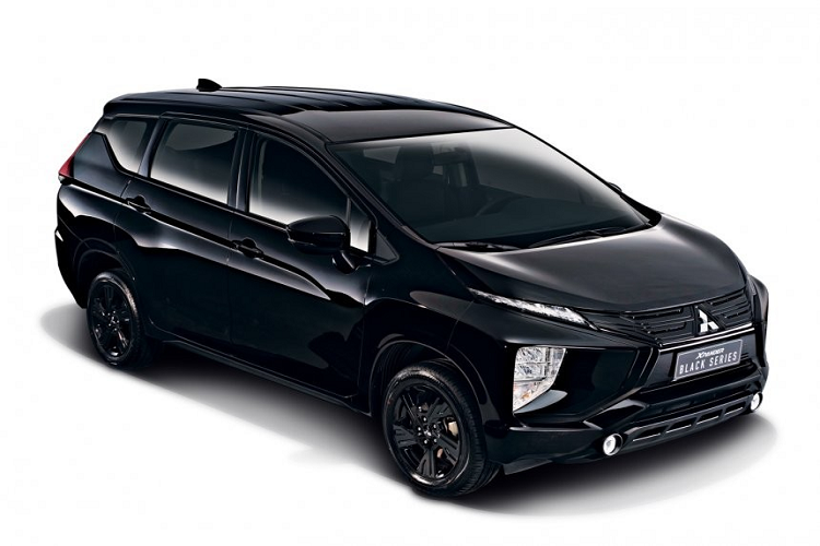Tuy nhiên, hãng Mitsubishi đã quyết định giữ lại các logo và tem chữ nổi mạ crôm trên Xpander Black Series mới. Đồng thời, dù có tên là Black Series nhưng phiên bản này trên thực tế lại có 2 tùy chọn màu sơn là đen Jet Black Mica và trắng Quartz White Pearl.