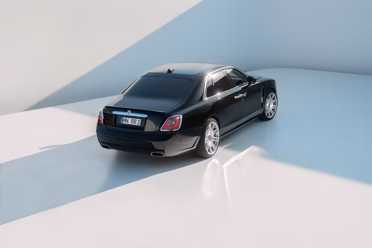 Ở tốc độ cao hơn, chiều cao của bản độ Rolls-Royce Ghost SPOFEC được hoàn về mức tiêu chuẩn. Ngoài ra đối với khoang nội thất, Novitec cũng có thể điều chỉnh những chi tiết trang trí theo yêu cầu của khách hàng.