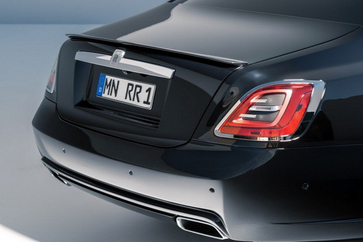 Với động cơ V12, đội ngũ từ Novitec đã quyết định nâng cấp cho xe hệ thống xả thể thao không gỉ với các nắp xả được kiểm soát chủ động. Hệ thống xả này hứa hẹn đem tới cho chiếc sedan Anh Quốc âm thanh hầm hố hơn. Hơn nữa, chủ xe có thể lựa chọn điều chỉnh giữa các chế độ nhằm tiết chế âm thanh đầu ra. Về ngoại thất, đội ngũ thiết kế đã phát triển các bộ phận thân xe theo phong cách trang nhã và hiệu quả về mặt khí động học cho cả hai biến thể chiều dài cơ sở của Ghost.