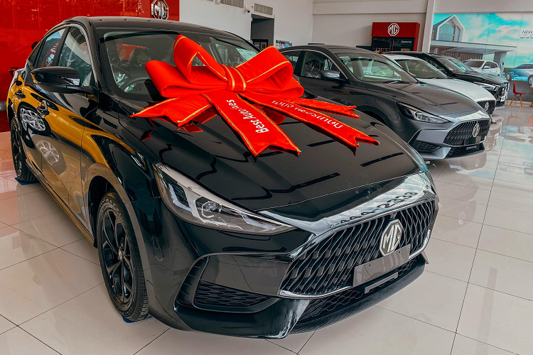 Hiện tại, MG5 2021 thế hệ mới đã bắt đầu đến tay khách hàng ở Thái Lan. Nhờ mang nhiều thế mạnh ở thiết kế đẹp mắt, giá bán dễ tiếp cận và nhiều trang bị “đồ chơi” trong tầm giá. MG5 2021 đang là mẫu xe nhận được rất nhiều sự quan tâm từ khách hàng ở Thái.
