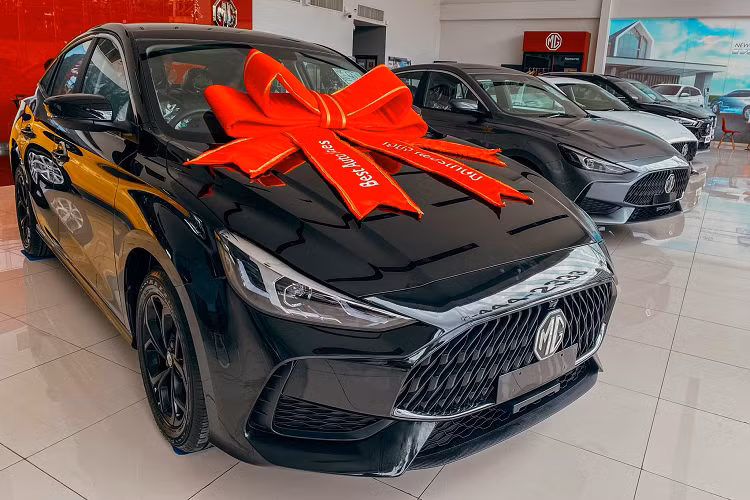 Hiện tại, MG5 2021 thế hệ mới đã bắt đầu đến tay khách hàng ở Thái Lan. Nhờ mang nhiều thế mạnh ở thiết kế đẹp mắt, giá bán dễ tiếp cận và nhiều trang bị “đồ chơi” trong tầm giá. MG5 2021 đang là mẫu xe nhận được rất nhiều sự quan tâm từ khách hàng ở Thái.