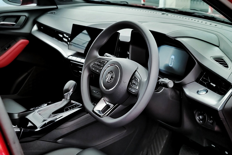 Xe được trang bị màn hình cảm ứng trung tâm 10 inch, hỗ trợ Apple CarPlay và Android Auto, camera hỗ trợ đỗ xe hiển thị nhiều góc nhìn, 6 loa giải trí, điều hoà tự động có cửa gió cho hàng ghế sau, đi kèm với lọc khí PM 2.5. Trang bị phanh tay điện tử + giữ phanh tự động. Bên cạnh đó, MG5 2021 có hệ thống khóa kỹ thuật số qua ứng dụng i-SMART trên Smart Phone, thông qua app người dùng có thể định vị xe, bật tắt điều hoà, khởi động động cơ và hơn nữa.