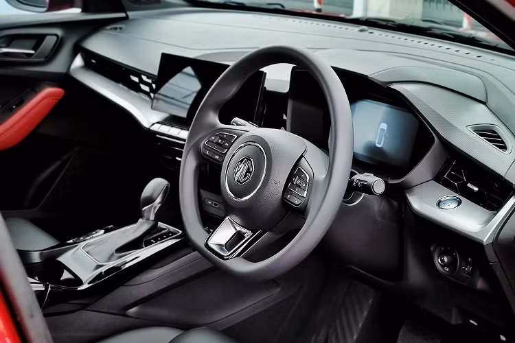 Xe được trang bị màn hình cảm ứng trung tâm 10 inch, hỗ trợ Apple CarPlay và Android Auto, camera hỗ trợ đỗ xe hiển thị nhiều góc nhìn, 6 loa giải trí, điều hoà tự động có cửa gió cho hàng ghế sau, đi kèm với lọc khí PM 2.5. Trang bị phanh tay điện tử + giữ phanh tự động. Bên cạnh đó, MG5 2021 có hệ thống khóa kỹ thuật số qua ứng dụng i-SMART trên Smart Phone, thông qua app người dùng có thể định vị xe, bật tắt điều hoà, khởi động động cơ và hơn nữa.