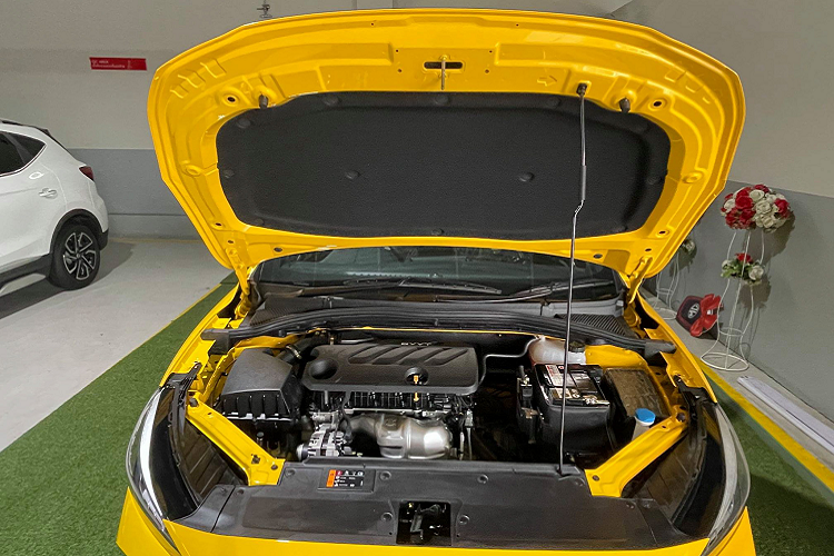 Ở phiên bản cao cấp, MG5 2021 được trang bị mâm 17 inch đi với cỡ lốp 215/50 R17. Đèn pha kiểu bi-LED kết hợp với đèn LED chạy ban ngày. Hệ thống bật/tắt đèn pha tự động. Đèn hậu LED và đèn phanh thứ 3 dùng bóng LED.