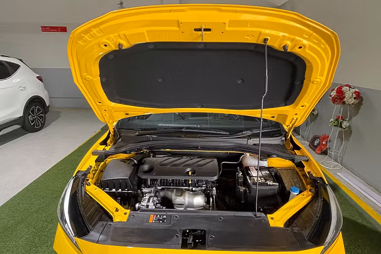 Ở phiên bản cao cấp, MG5 2021 được trang bị mâm 17 inch đi với cỡ lốp 215/50 R17. Đèn pha kiểu bi-LED kết hợp với đèn LED chạy ban ngày. Hệ thống bật/tắt đèn pha tự động. Đèn hậu LED và đèn phanh thứ 3 dùng bóng LED.