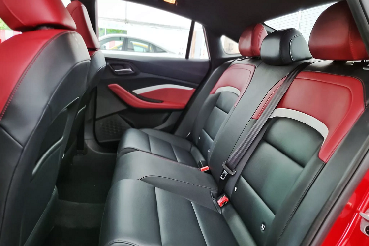 Thậm chí mức giá khởi điểm từ 392 triệu đồng, MG5 2021 có thể “lấn sân” thu hút khách hàng quan tâm phân khúc sedan hạng B hay hatchback hạng A – vốn là lựa chọn của người mua xe lần đầu hay chi phí mua xe thấp.